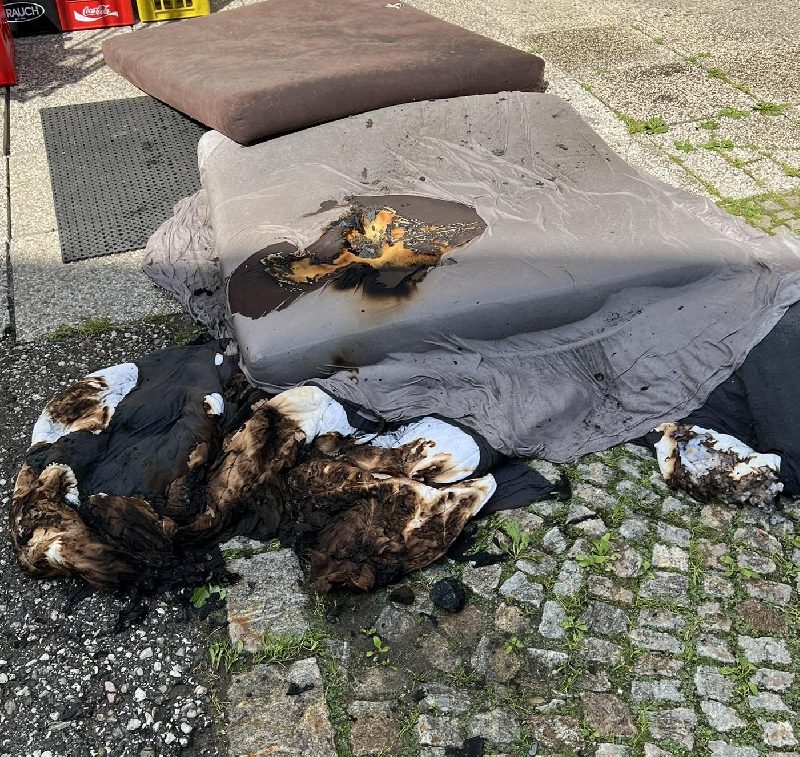 Brennende Matratze verursacht Rauchentwicklung (Bild 3)